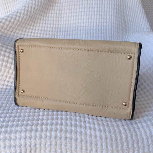 Leather handbag crossbody or arm carry - Picture 7 of 7